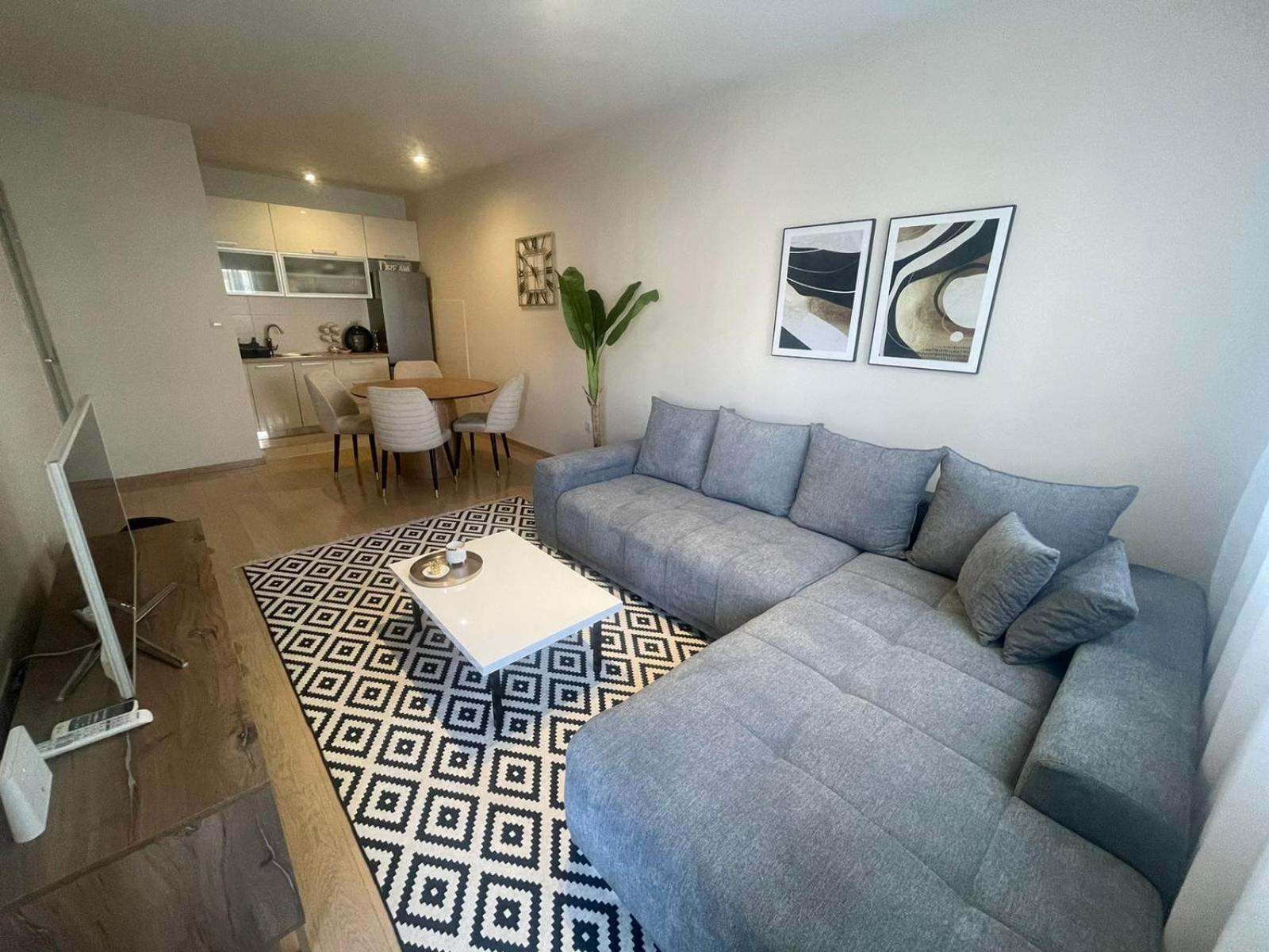 פודגוריצה Aura City Apartment מראה חיצוני תמונה